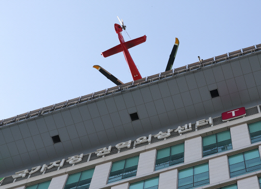 이재명 더불어민주당 대표가 지난 1월2일 오전 부산 강서구 가덕도 대항전망대에서 흉기 습격을 당한 뒤 부산대학교 병원에서 응급처치를 받고, 헬기를 이용해 서울대학교 병원으로 이송되고 있다.<연합뉴스 사진>